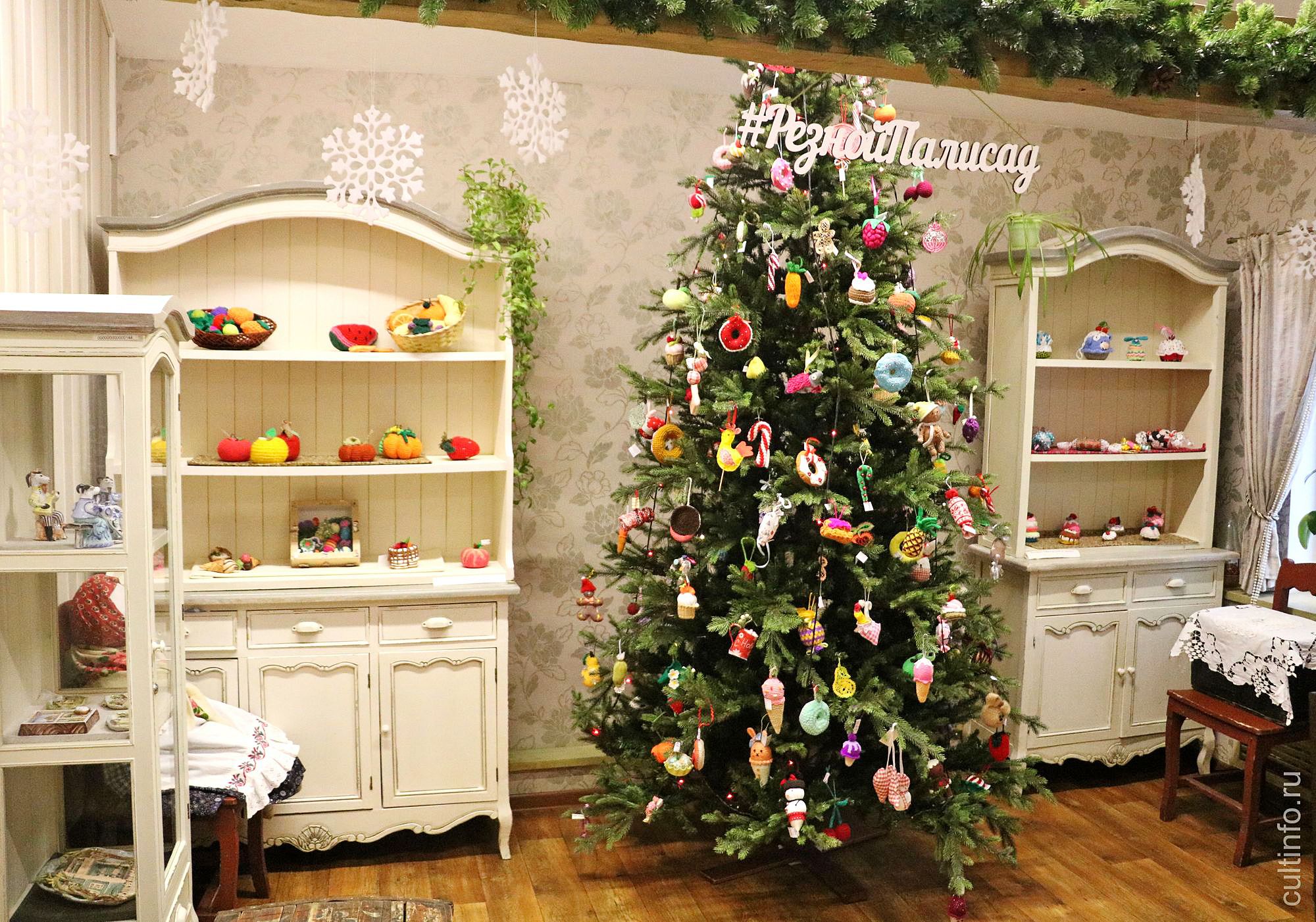 Выставка по итогам городского конкурса «Игрушка для ели «Новогоднее лакомство»